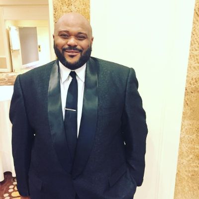 Ruben Studdard posing for his Instagram feed 